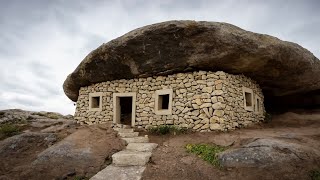 Постройте убежище в лесу под большим камнем | кулинария и выживание